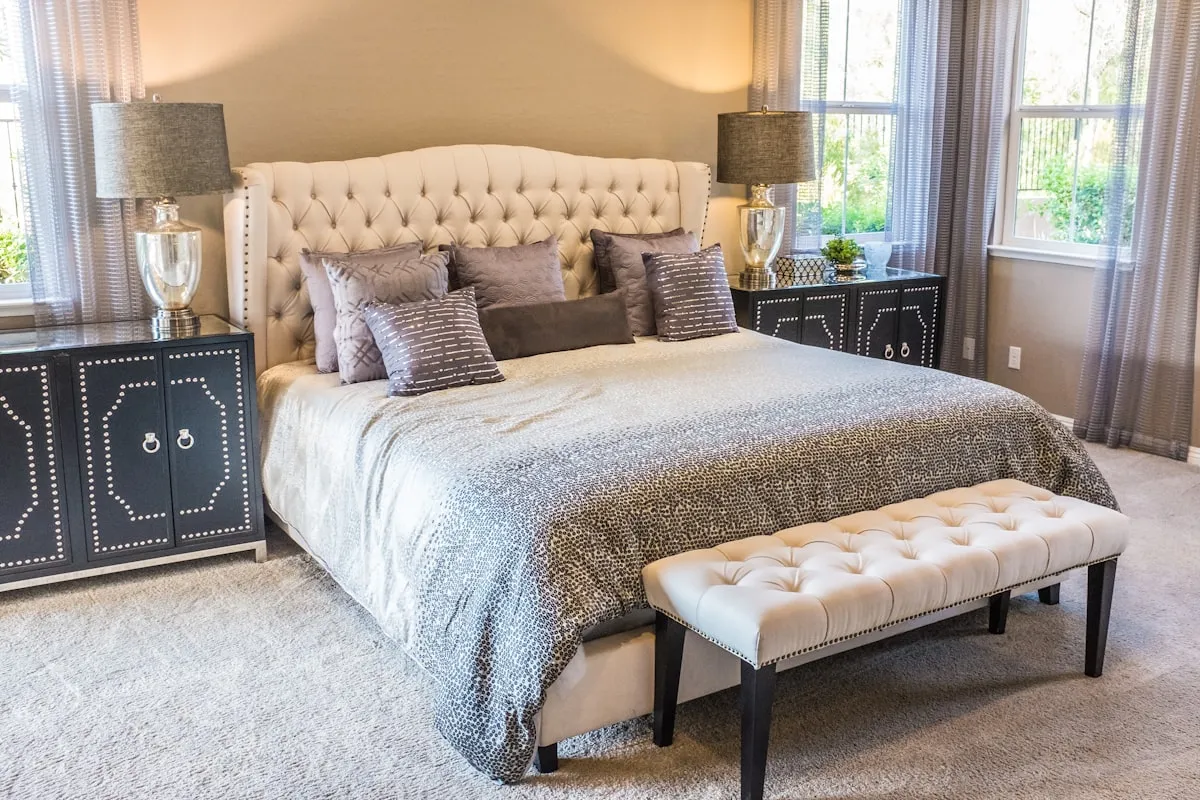 Quarto claro com cama de casal
