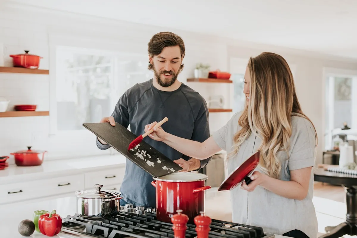 Cozinha gourmet com bancada de mármore e ilha integrada