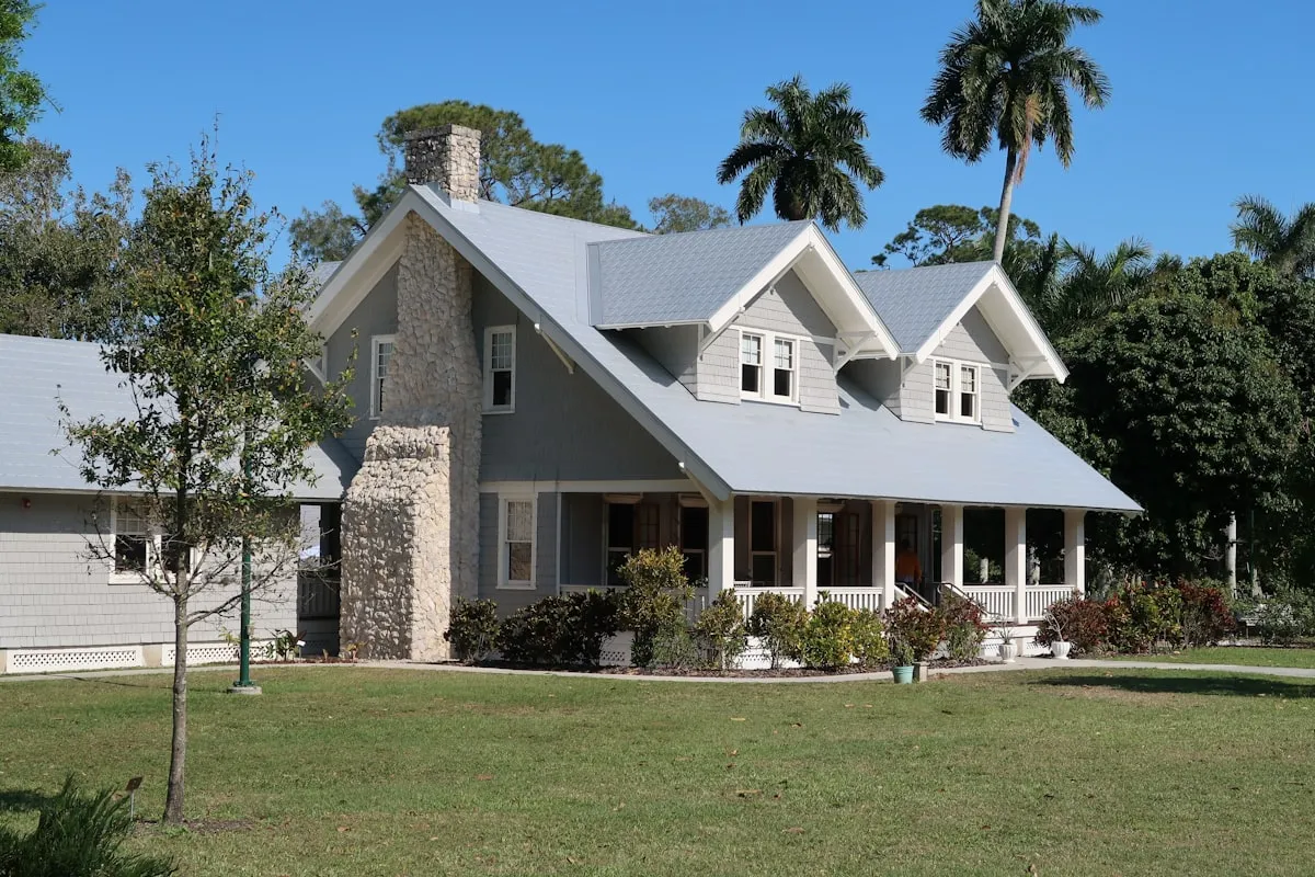 Jardim arborizado com amplo gramado